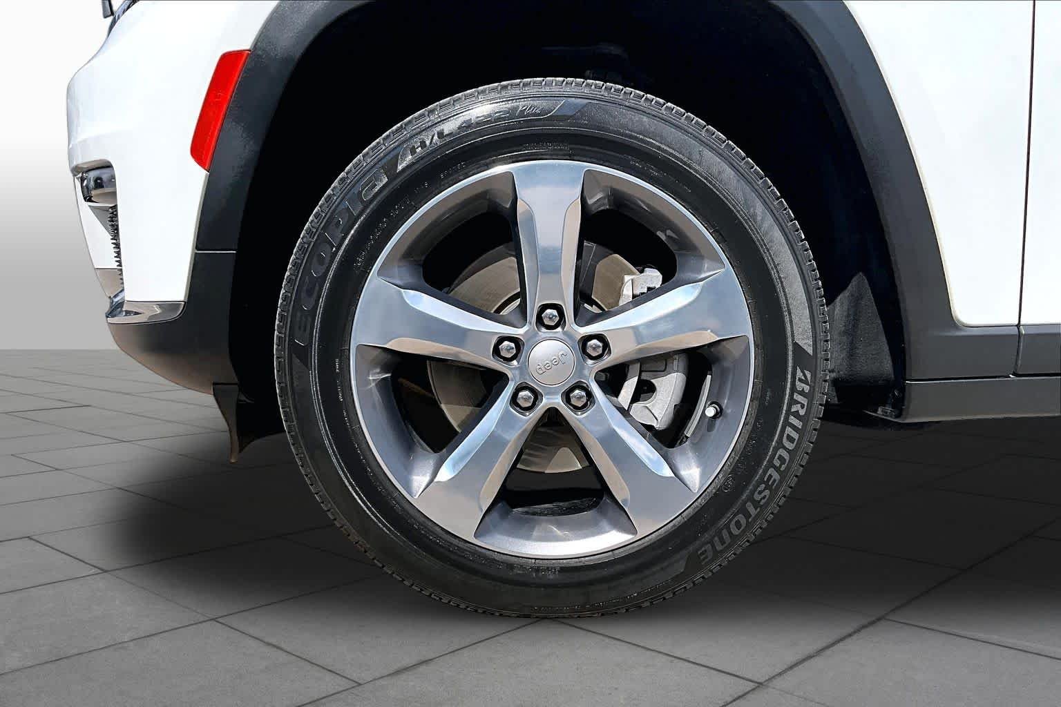 Used 2022 Bright White Clearcoat Jeep Limited image 10