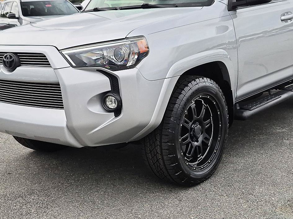 Used 2016 CLASSIC SILVER METALLIC Toyota Limited image 9
