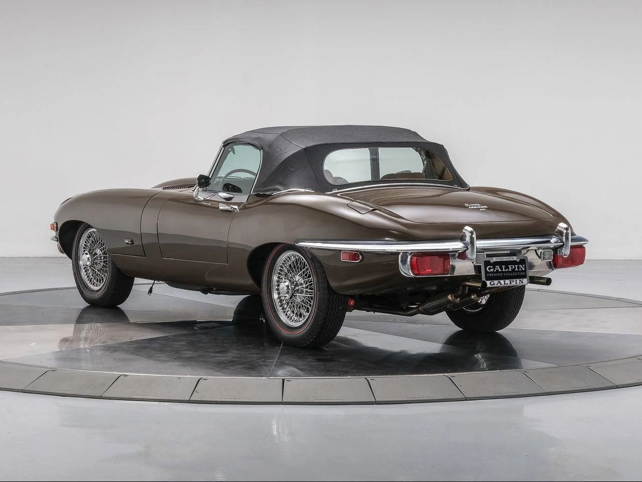 Used 1971  Jaguar Series II image 3
