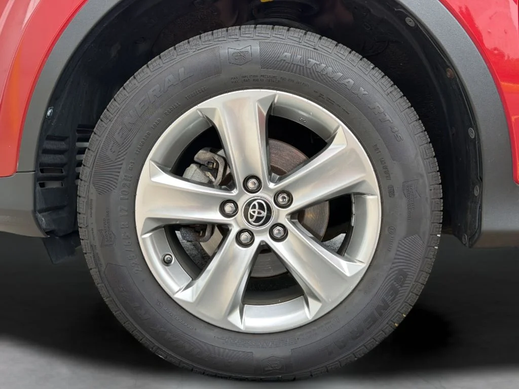 Used 2015 Red Toyota XLE image 18