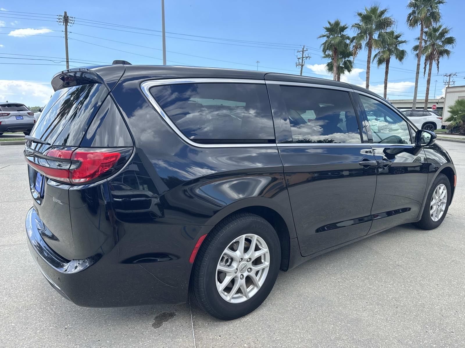 Used 2024 Black Chrysler Touring L image 5