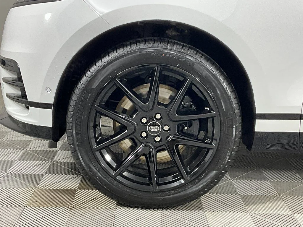 New 2026 Fuji White Land Rover Dynamic SE image 9