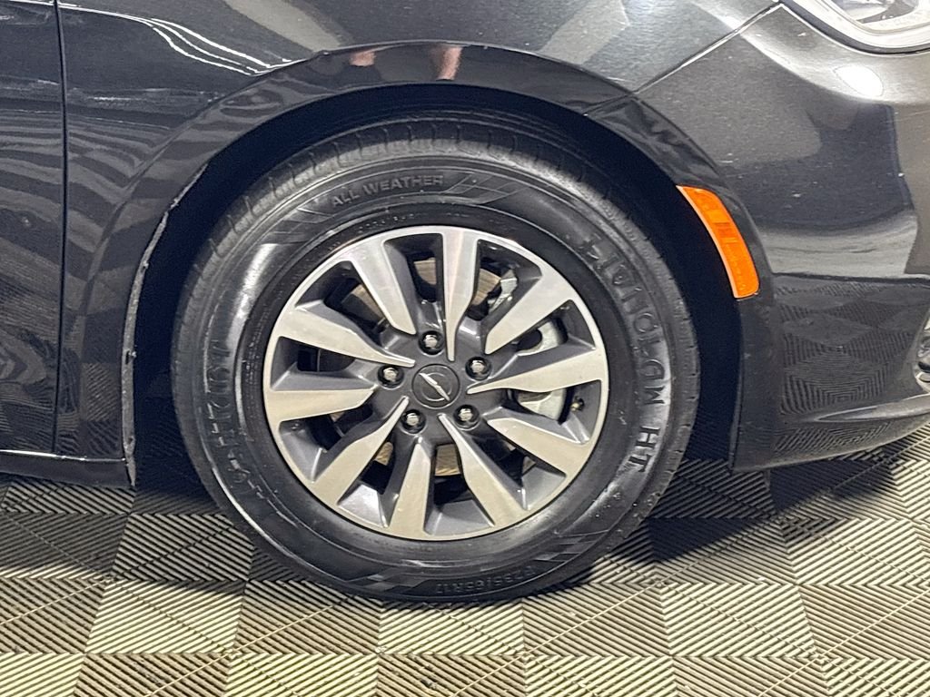 Used 2023 Black Chrysler Touring L image 21