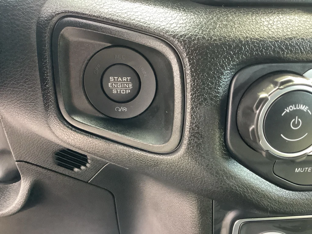 New 2026 Bright White Clear-Coat Exterior Paint Jeep  image 16