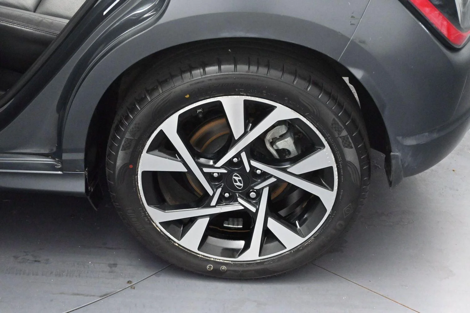 Used 2022 Thunder Gray Hyundai Limited image 29