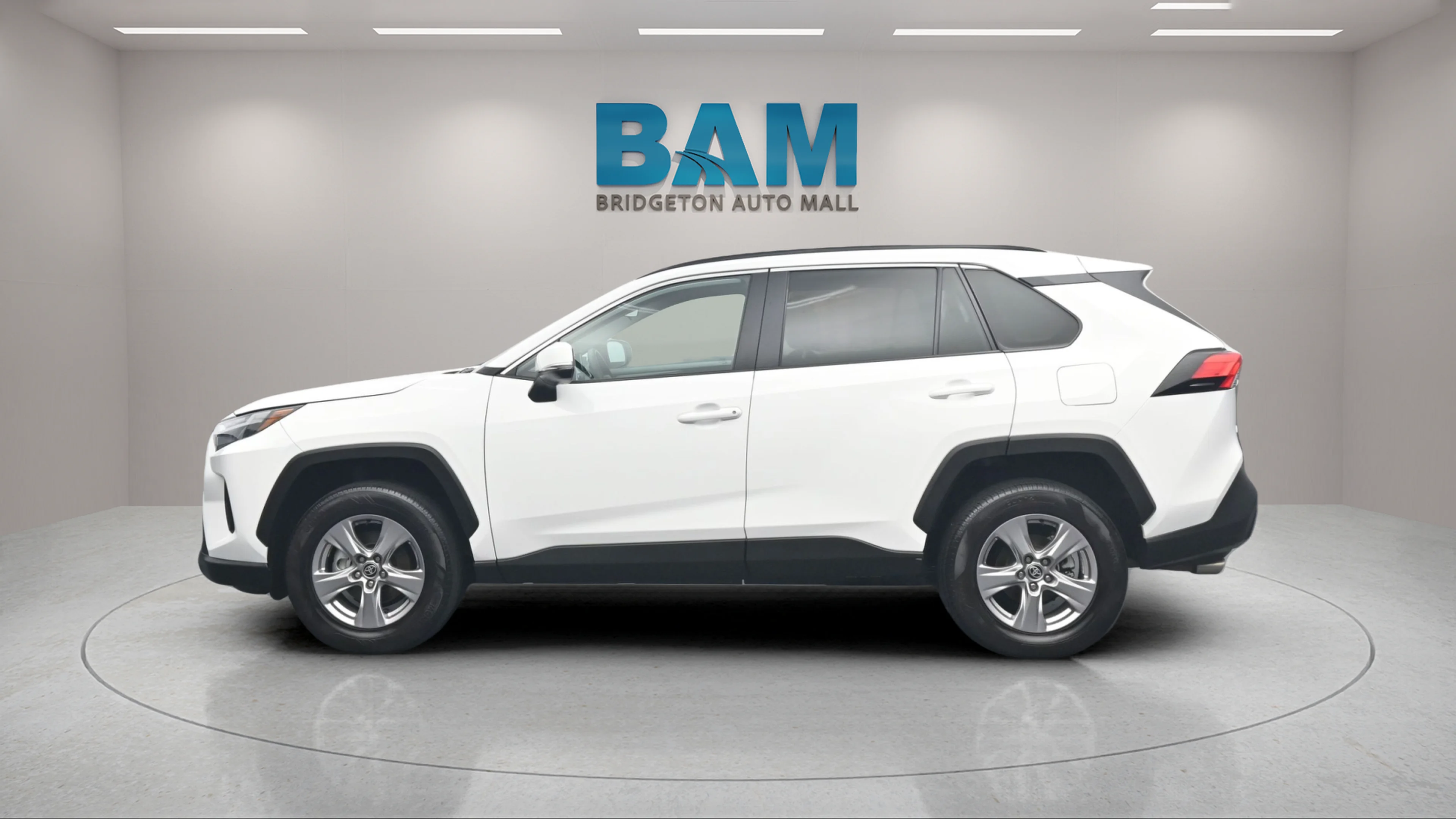 Used 2025 White Toyota XLE image 3