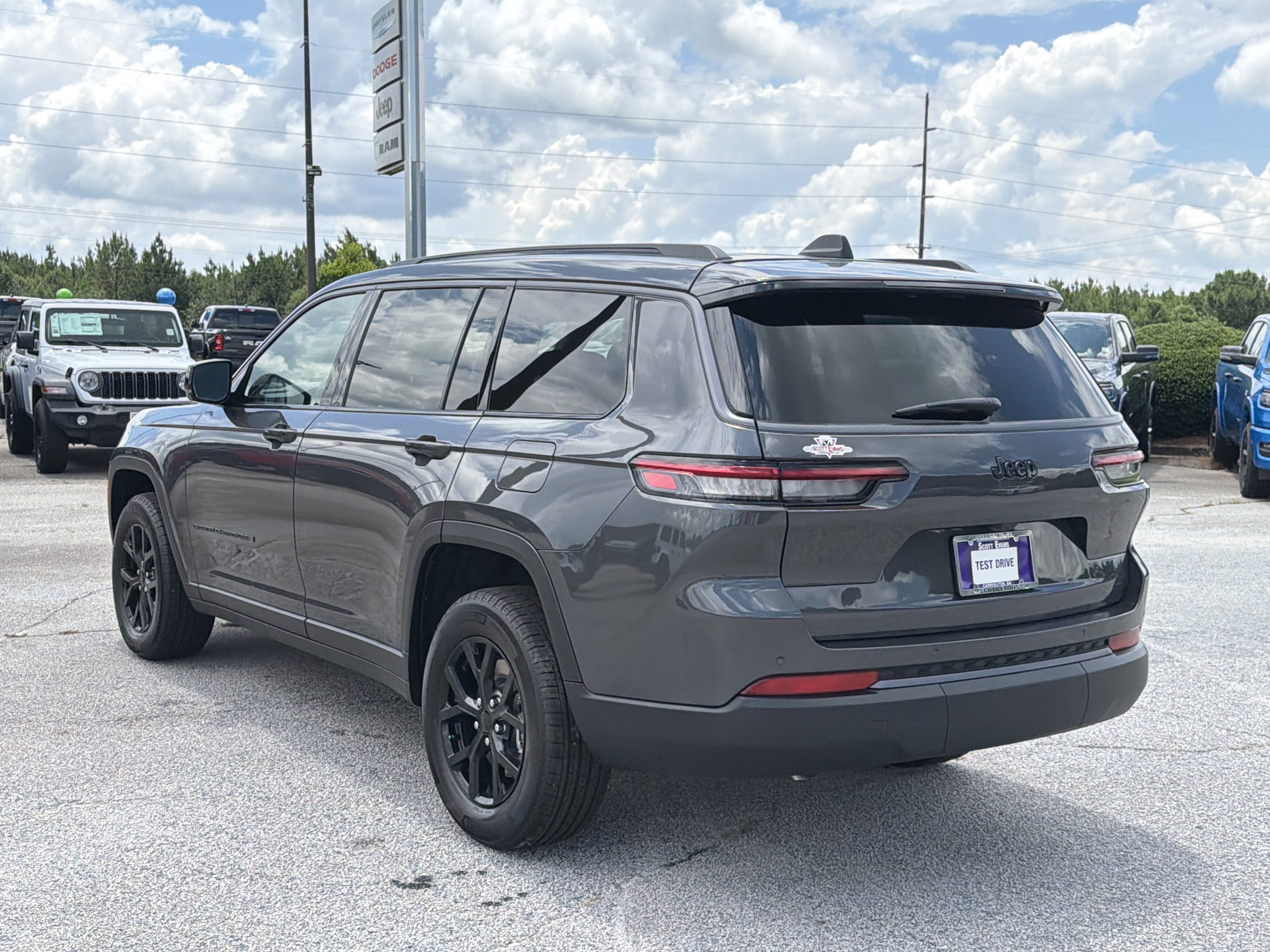 New 2026 Baltic Gray Metallic Clear-Coat Exterior Paint Jeep Laredo Altitude image 5