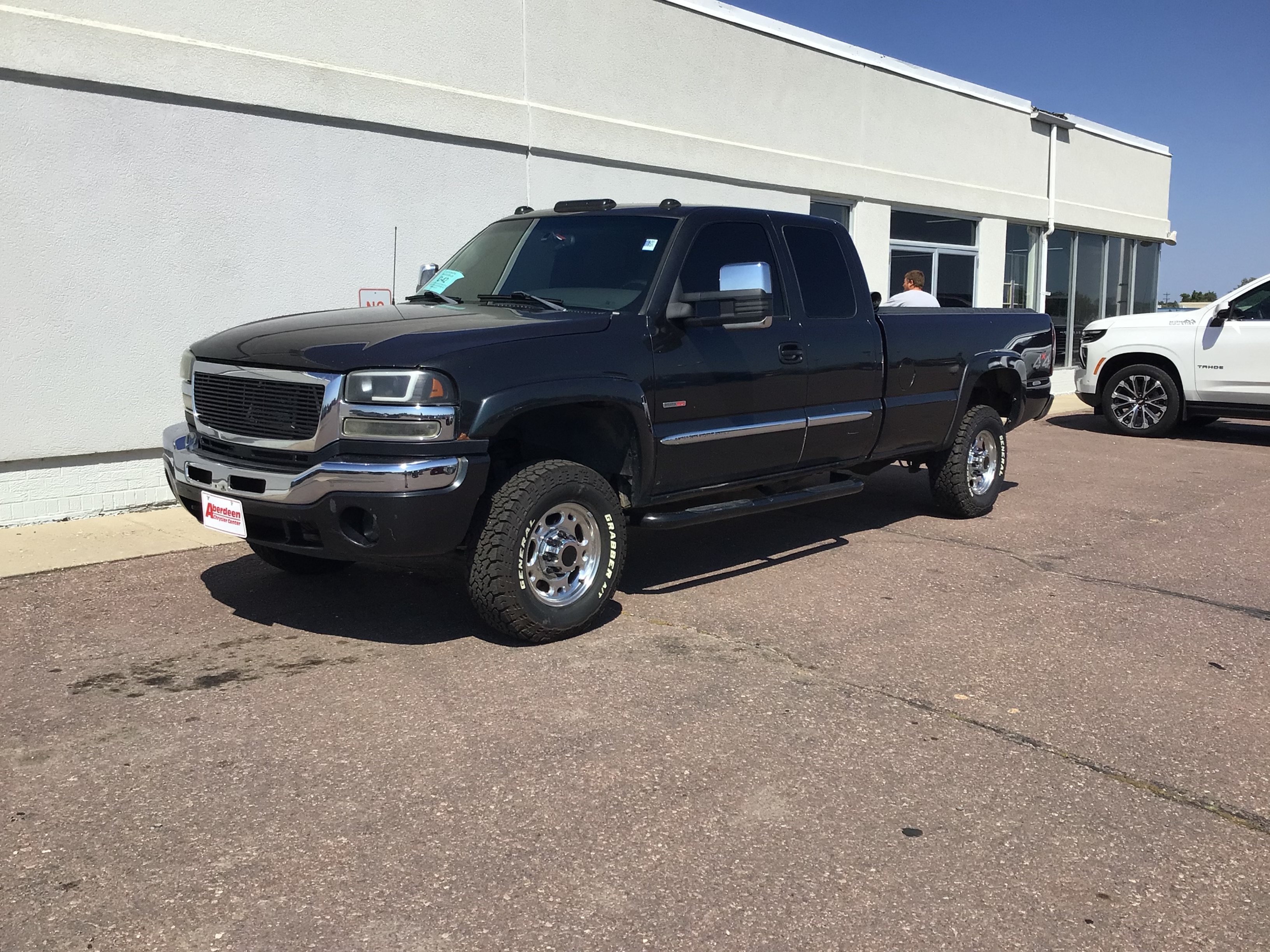 Used 2004 Black GMC SLE image 2
