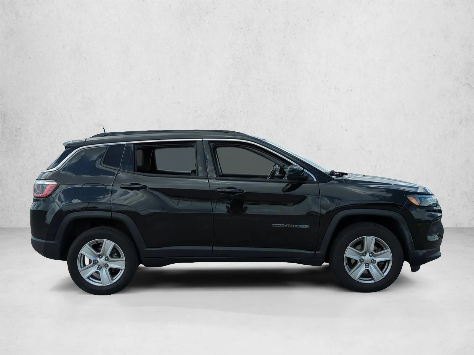 Used 2022 Diamond Black Crystal Pearlcoat Jeep Latitude image 4