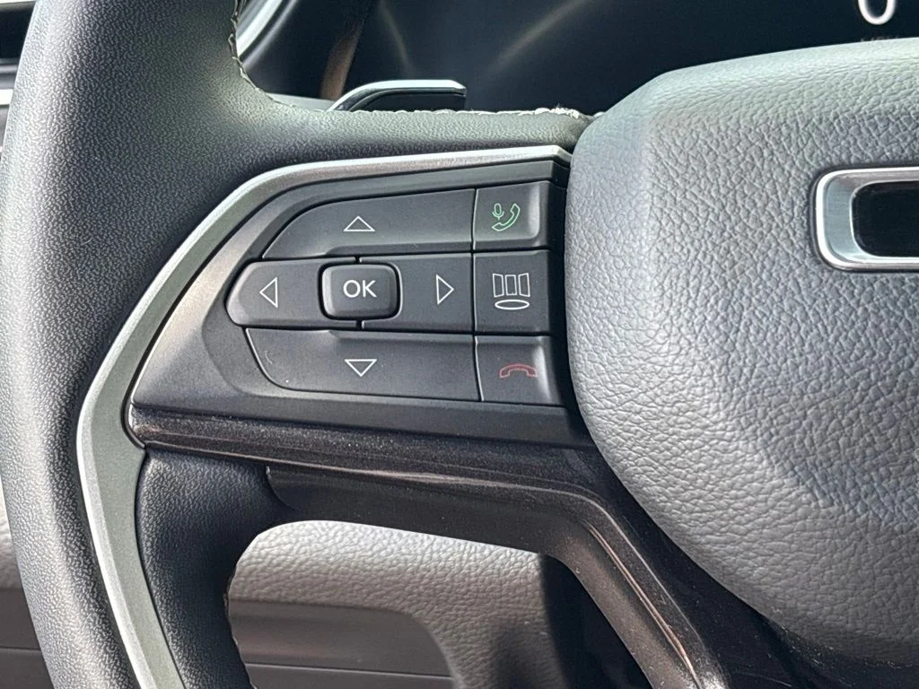 Used 2023 Red Jeep Altitude image 28