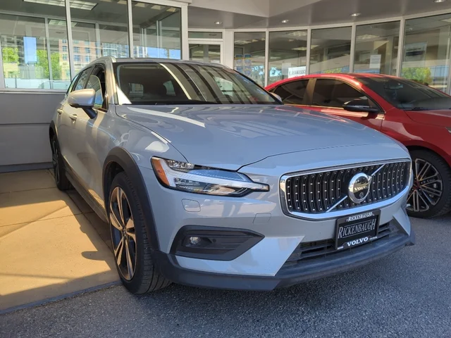 2025 Volvo V60 Cross Country B5 Plus AWD's photo