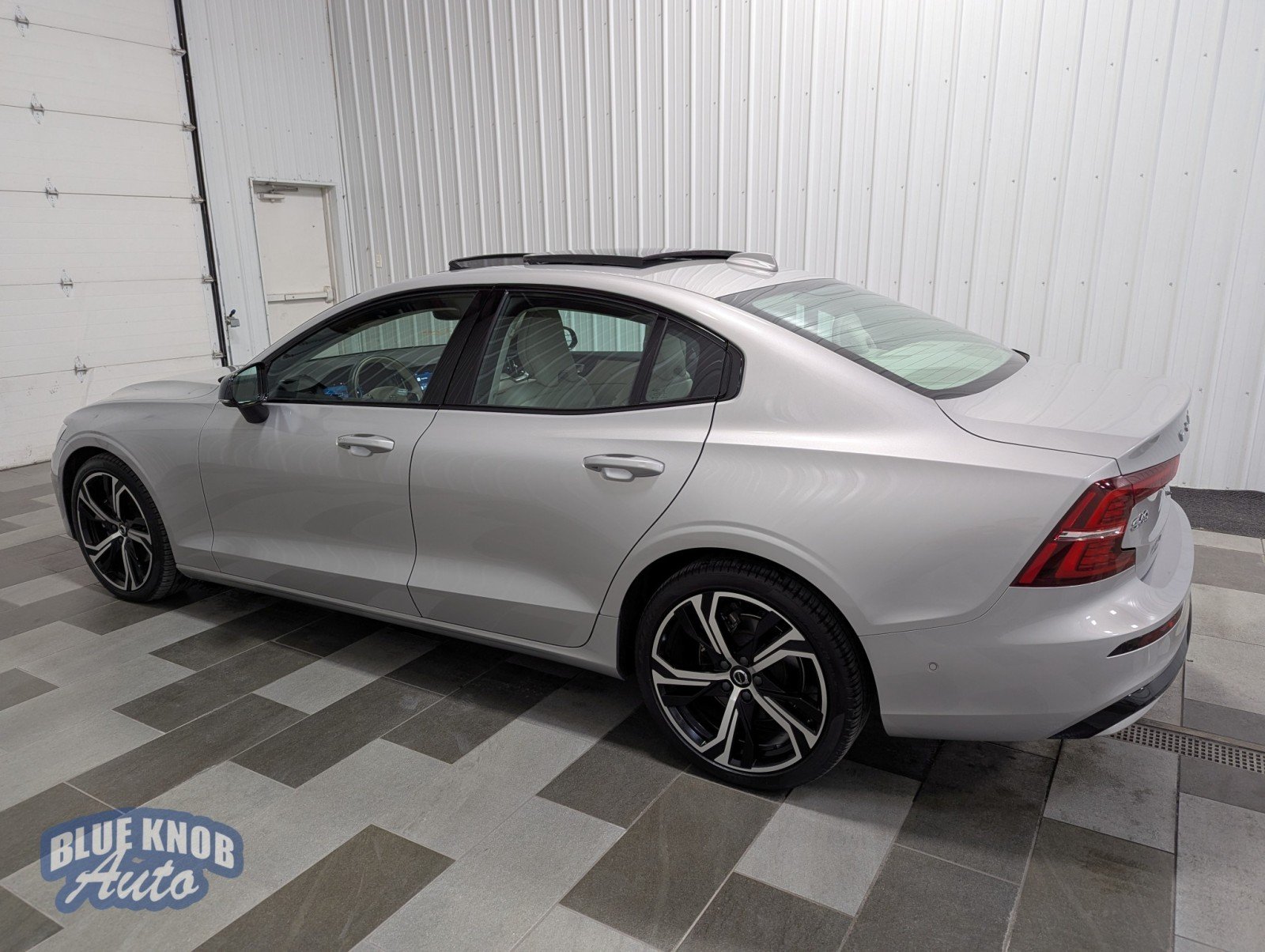 2023 Volvo S60 B5 Plus photo 2