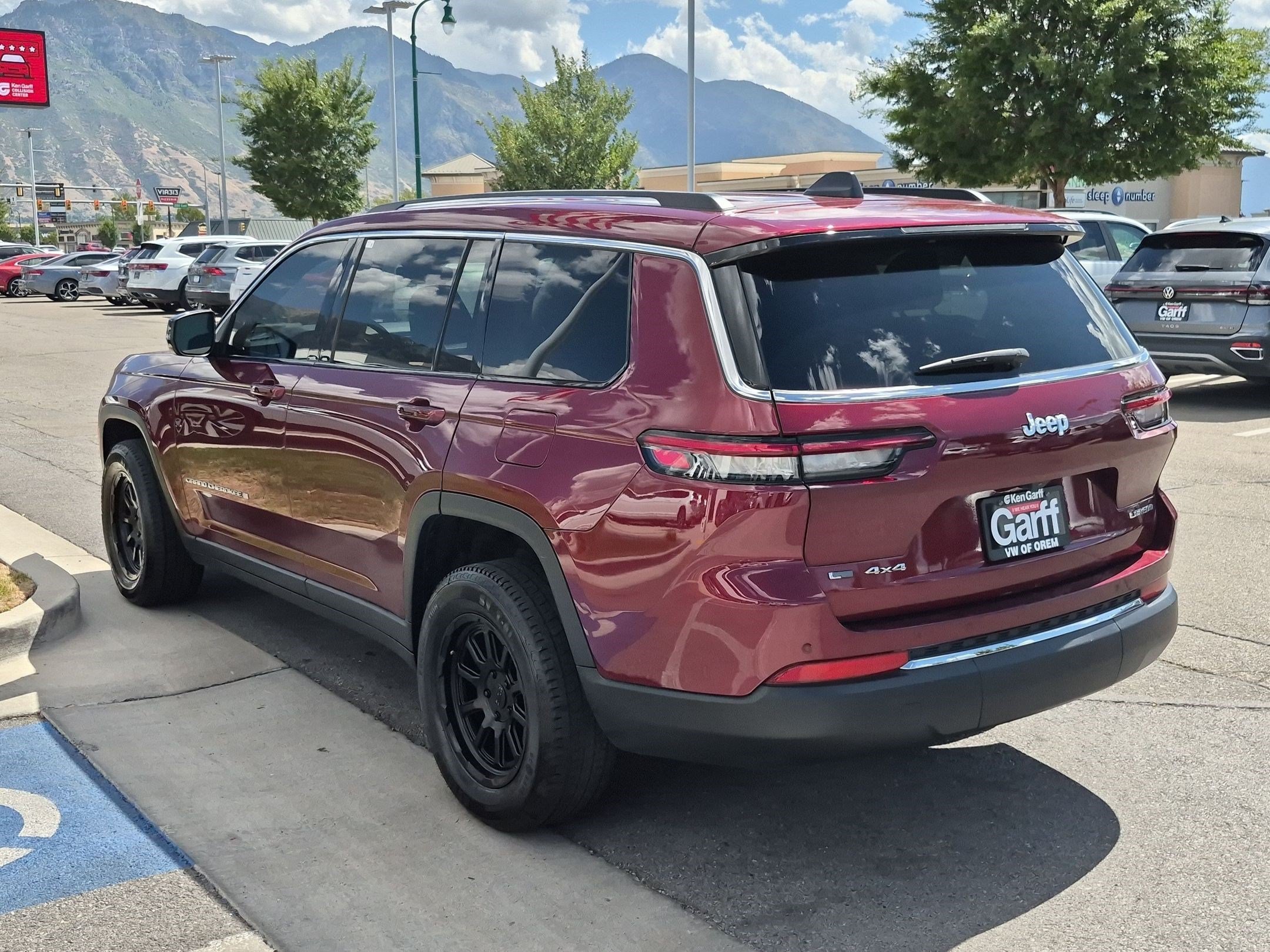Used 2022 Velvet Red Pearlcoat Jeep Laredo image 5