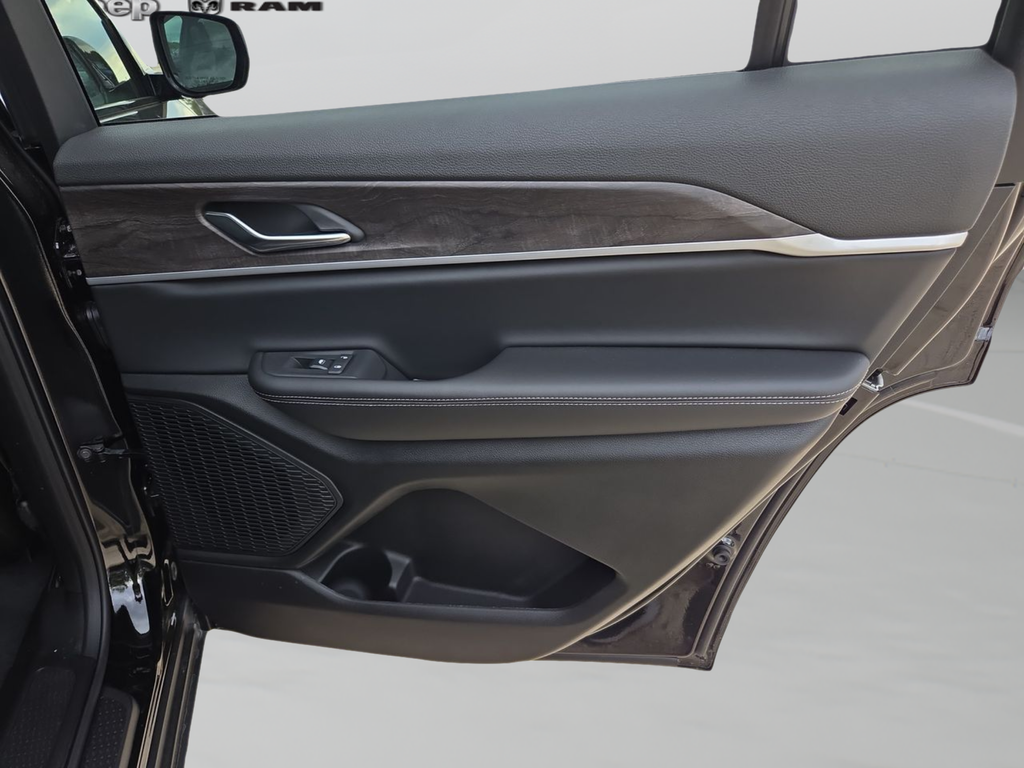 New 2025 Diamond Black Crystal Pearl-Coat Exterior Paint Jeep Limited image 28