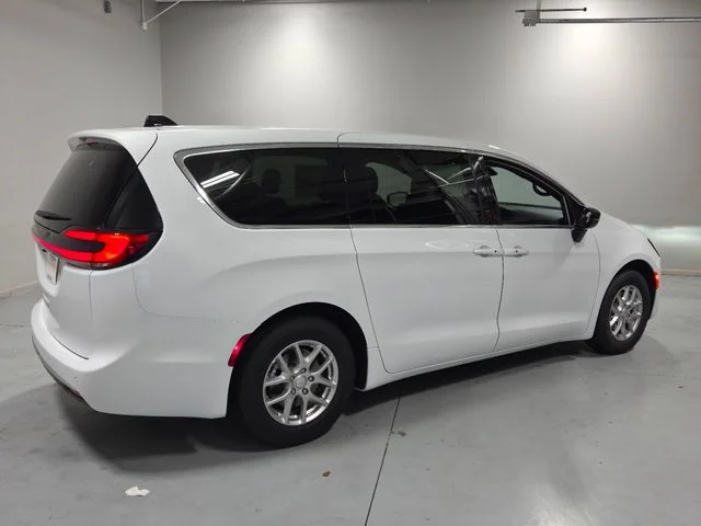 New 2027 Bright White Clear-Coat Exterior Paint Chrysler Select image 18