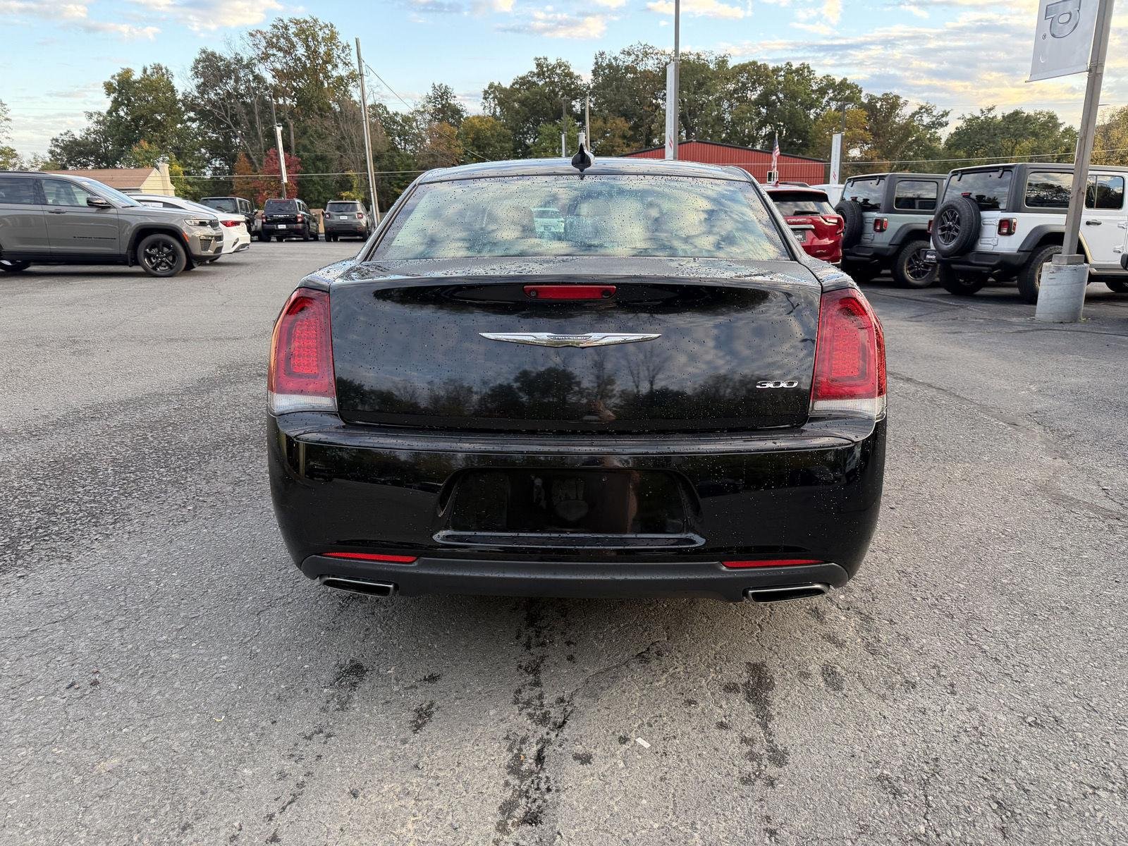 Used 2018 Gloss Black Chrysler Touring image 6