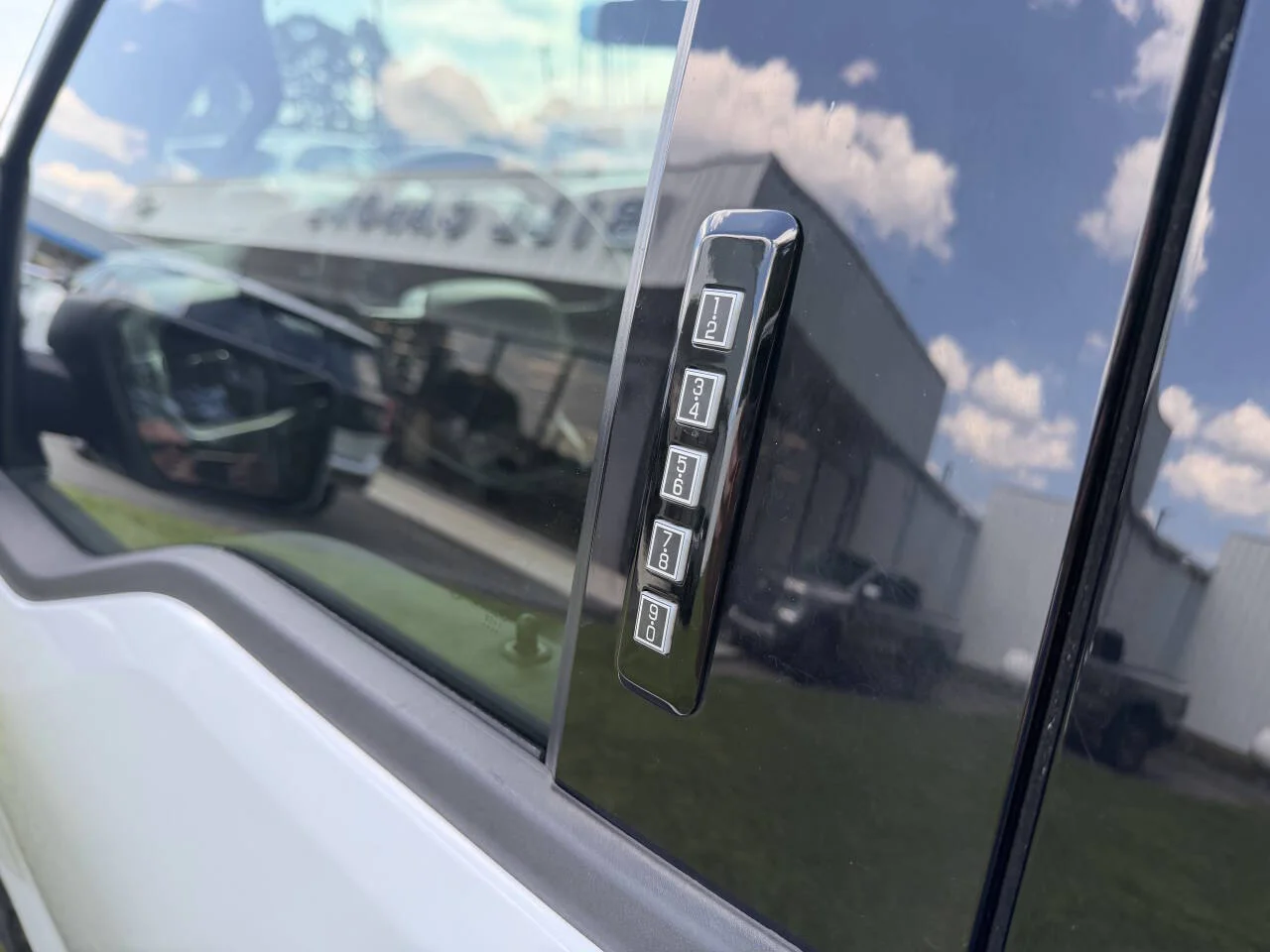 Used 2023 White Ford XLT 4x4 4dr SuperCrew 5.5 ft. SB image 14