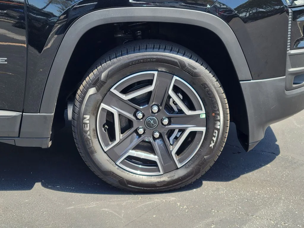 New 2026 Diamond Black Crystal Pearl-Coat Exterior Paint Jeep Laredo image 22
