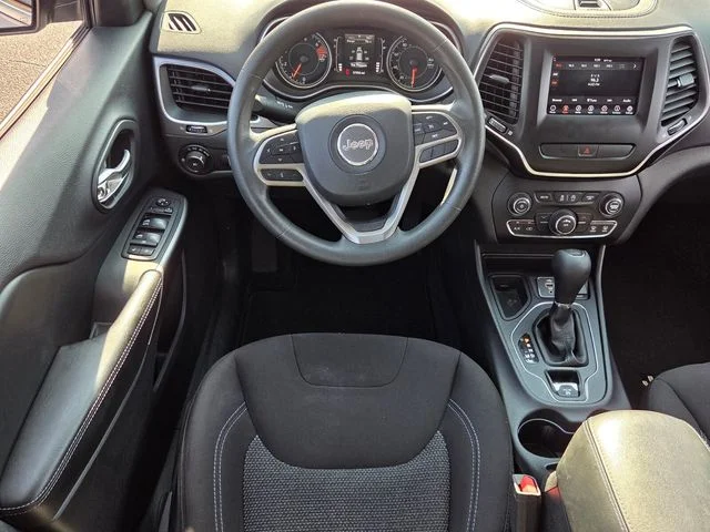 Used 2019 Silver Jeep Latitude image 7