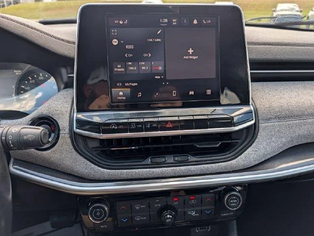 Used 2022  Jeep Latitude image 18