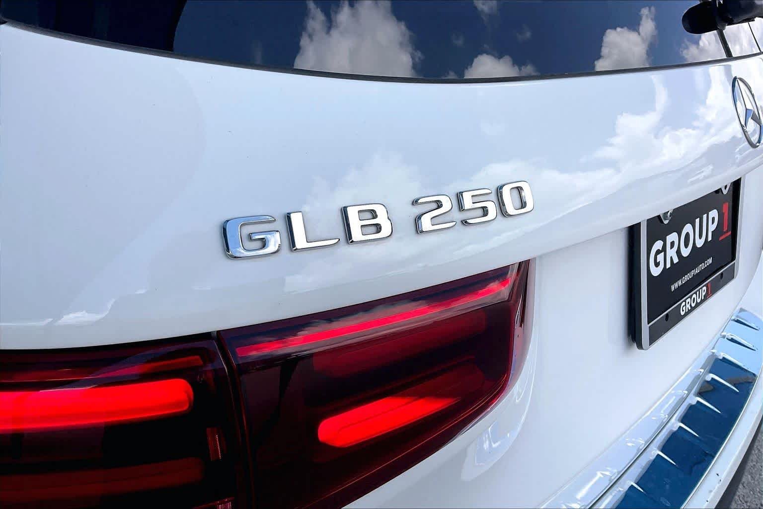 Used 2025 Polar White Mercedes-Benz GLB 250 image 33