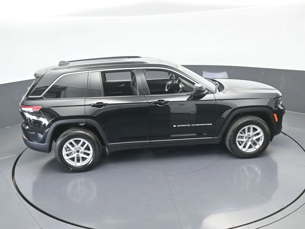 New 2026 Diamond Black Crystal Pearl-Coat Exterior Paint Jeep Laredo X image 50