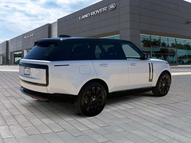 Used 2025 Ostuni Pearl White Premium Metallic Land Rover SE image 5