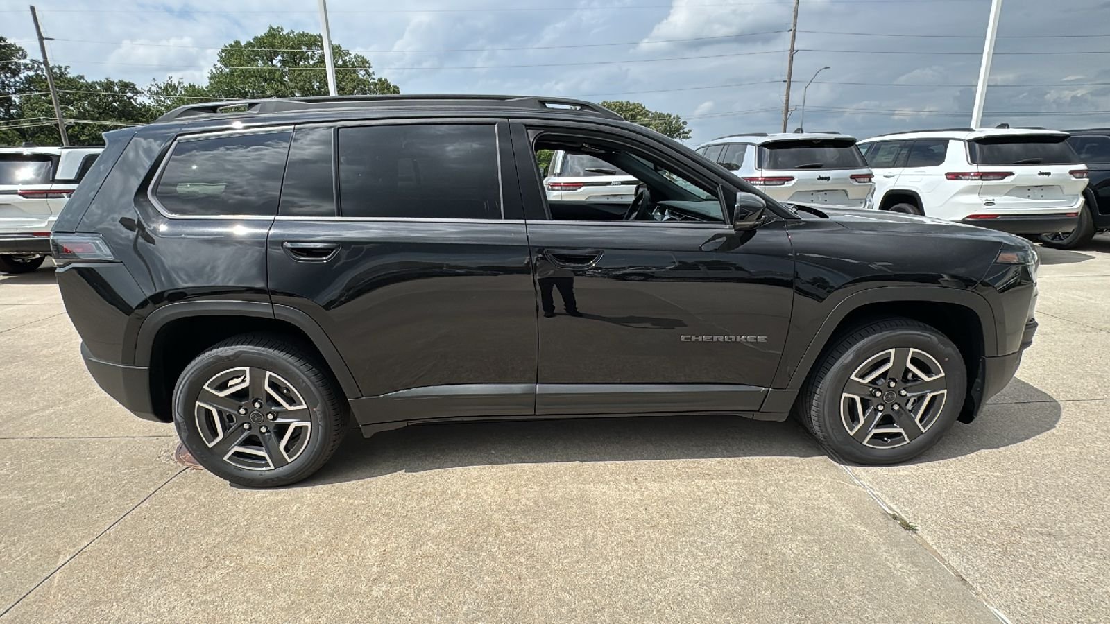 New 2026 Diamond Black Crystal Pearl-Coat Exterior Paint Jeep Limited image 17