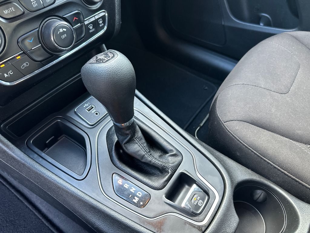 Used 2019 Silver Jeep Latitude image 16