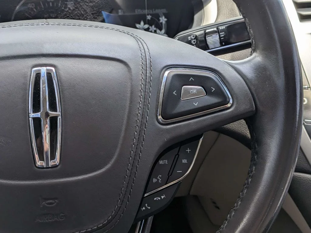 Used 2017 White Lincoln Premiere image 23