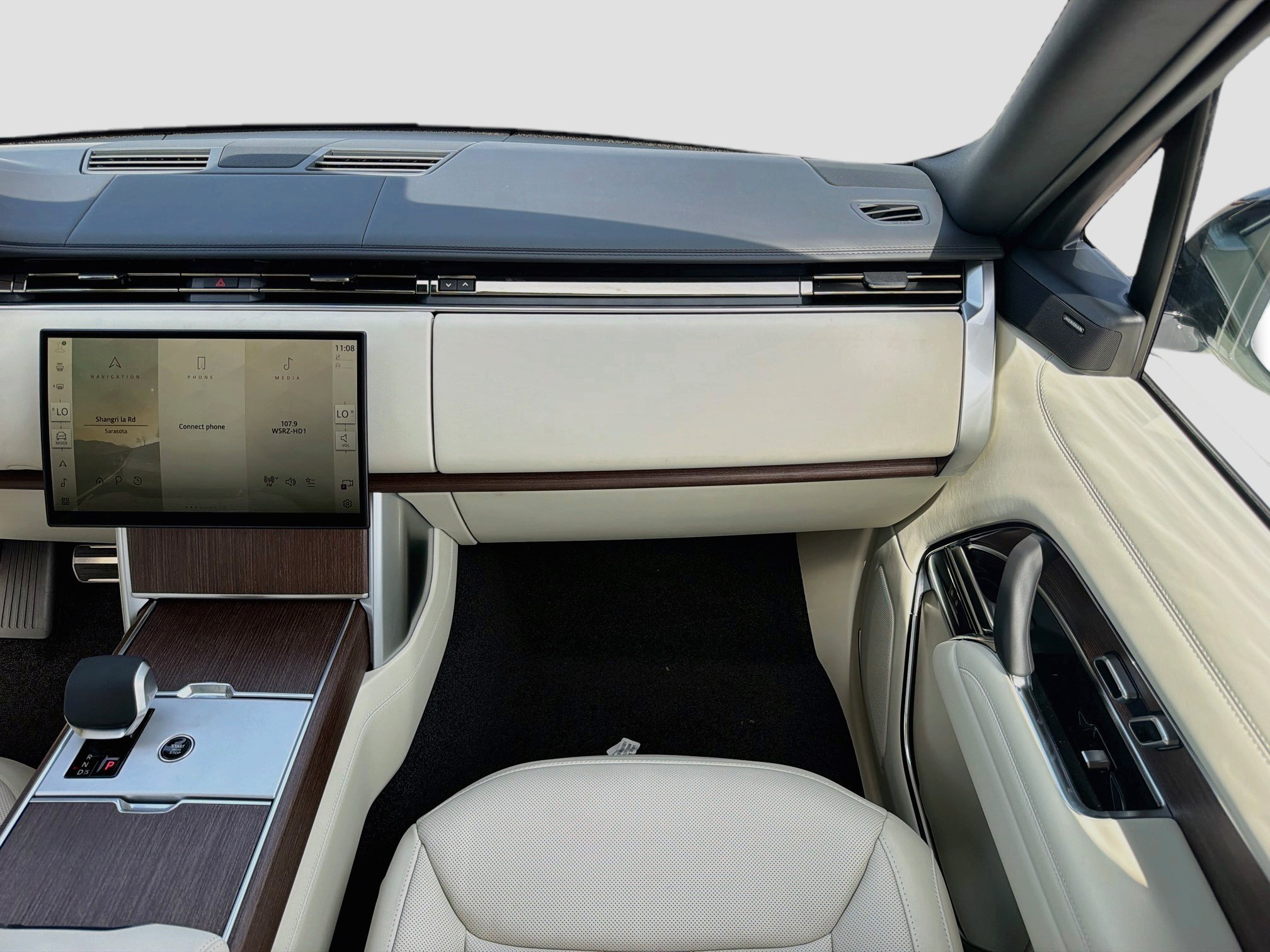 New 2026 Fuji White LAND ROVER SE 7 Seats image 19