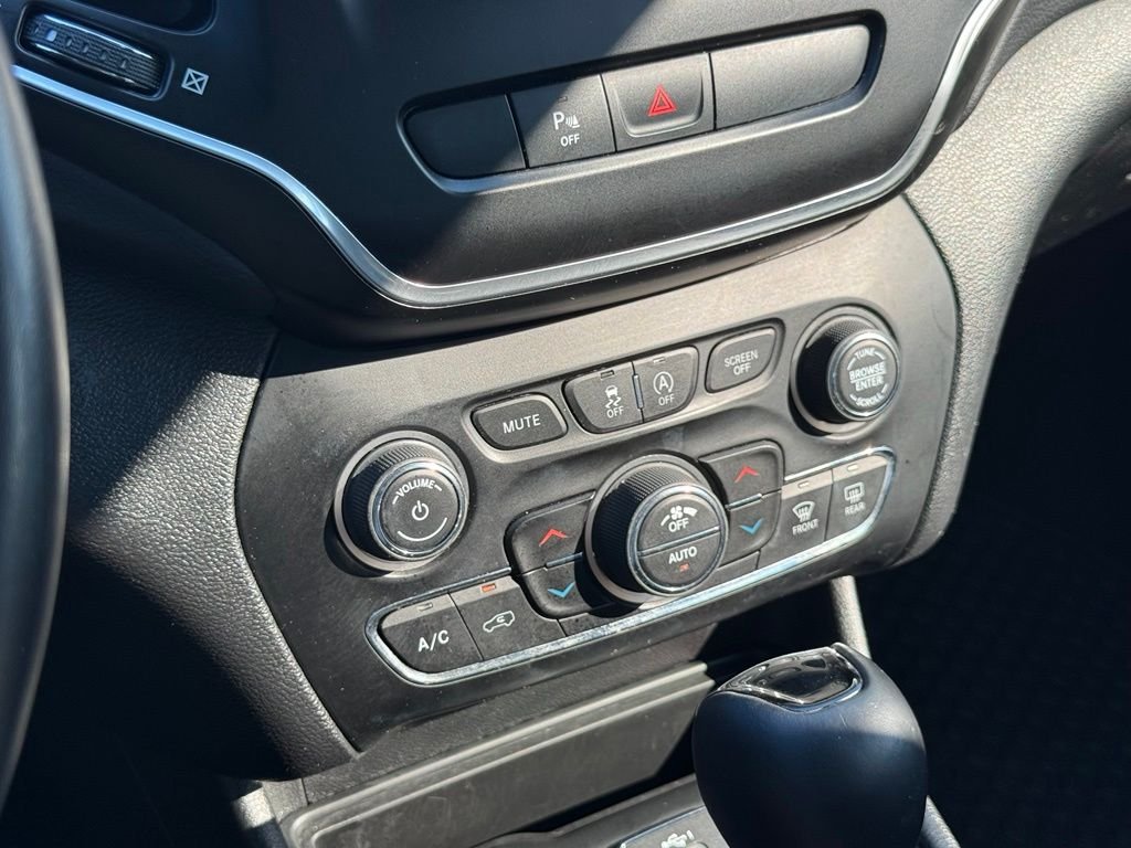 Used 2020 Red Jeep Latitude Plus image 35