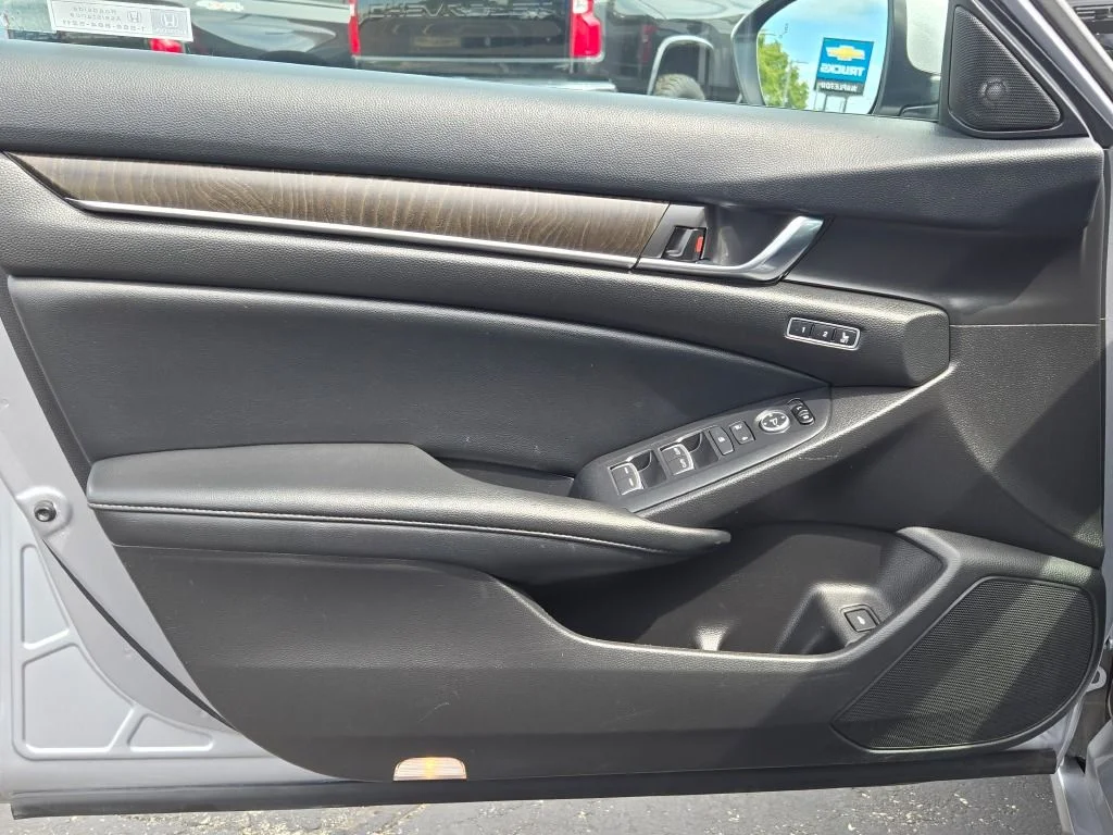 Used 2022 Silver Honda EX-L image 19