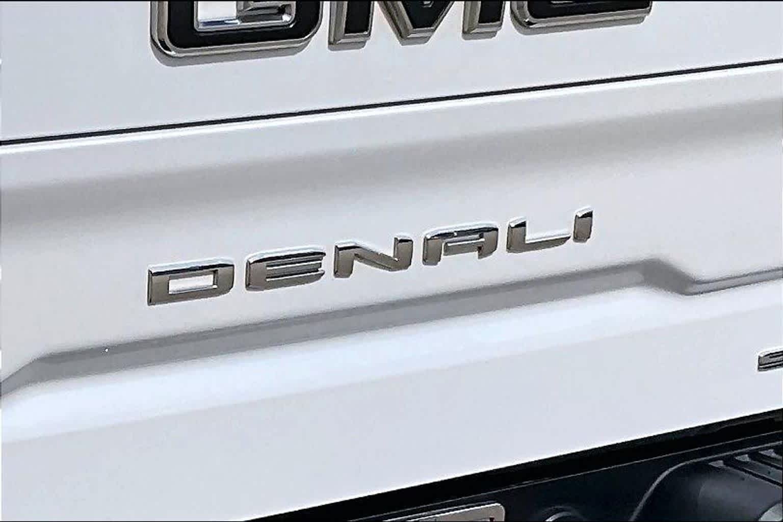 Used 2023 White Frost Tricoat GMC Denali Ultimate image 30