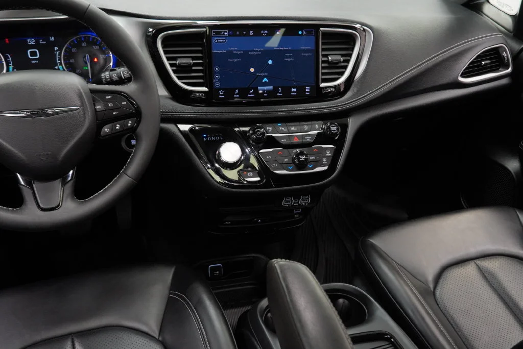 Used 2023 Black Chrysler Touring L image 30
