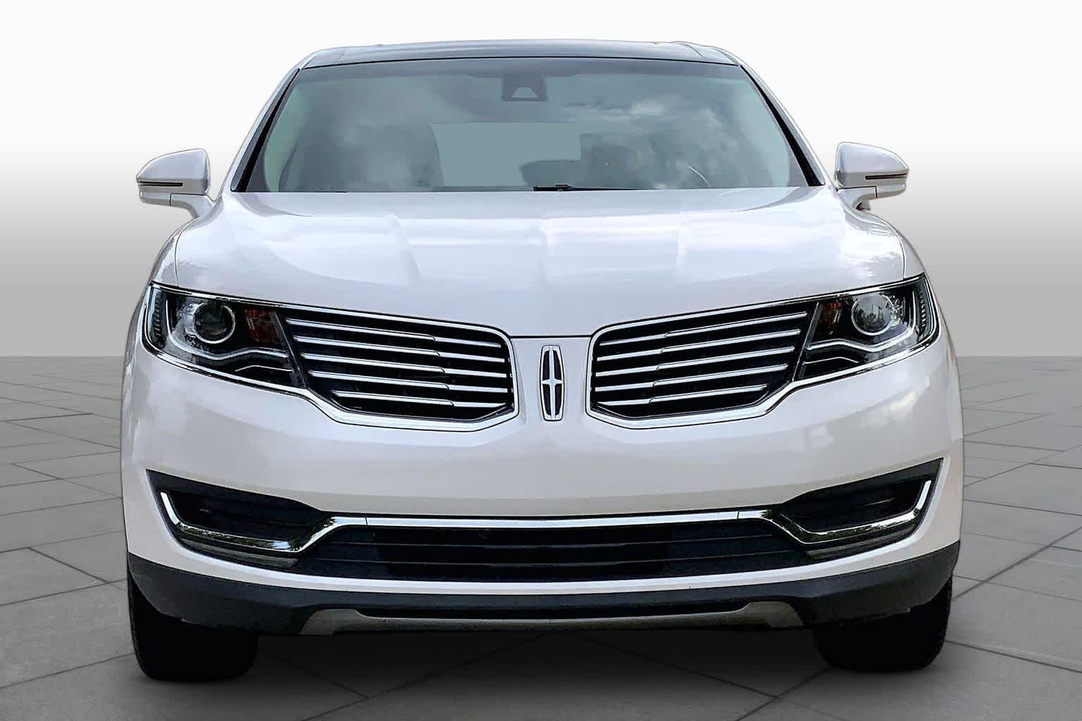 Used 2018 White Platinum Metallic Tri-Coat Lincoln Reserve image 4