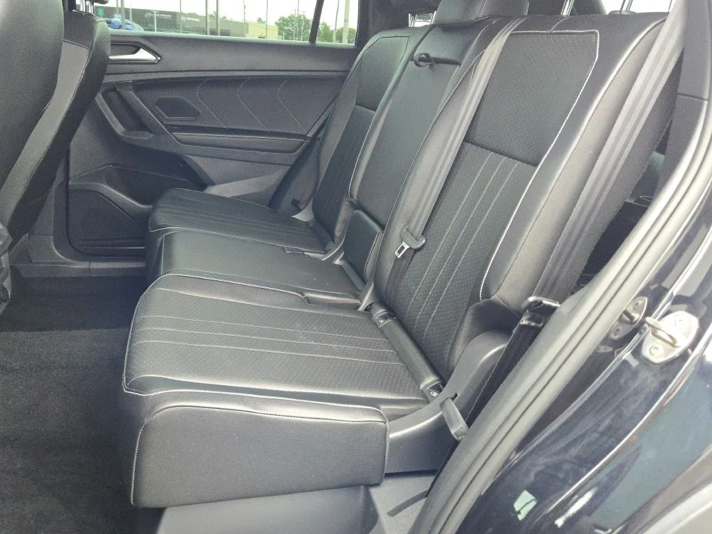 Used 2022 Black Volkswagen 2.0T SE R-Line Black image 17