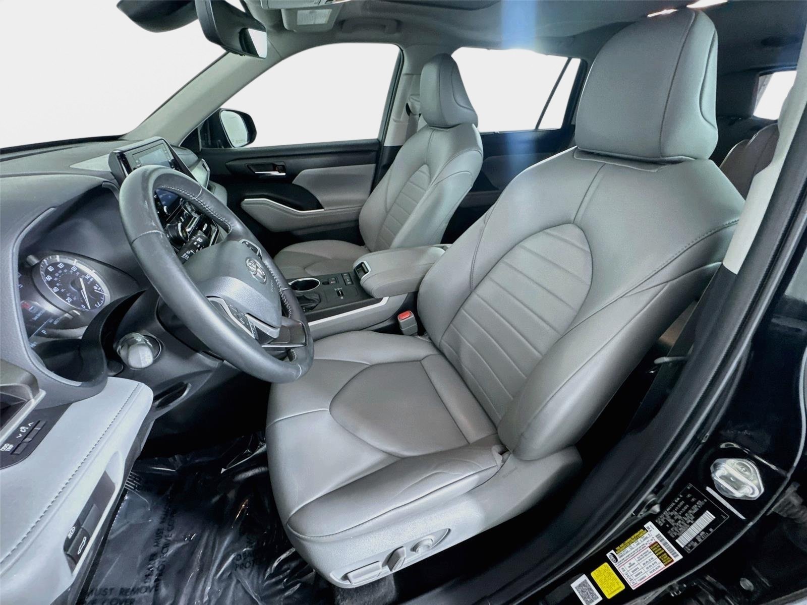 Used 2022 Midnight Black Metallic Toyota XLE image 11