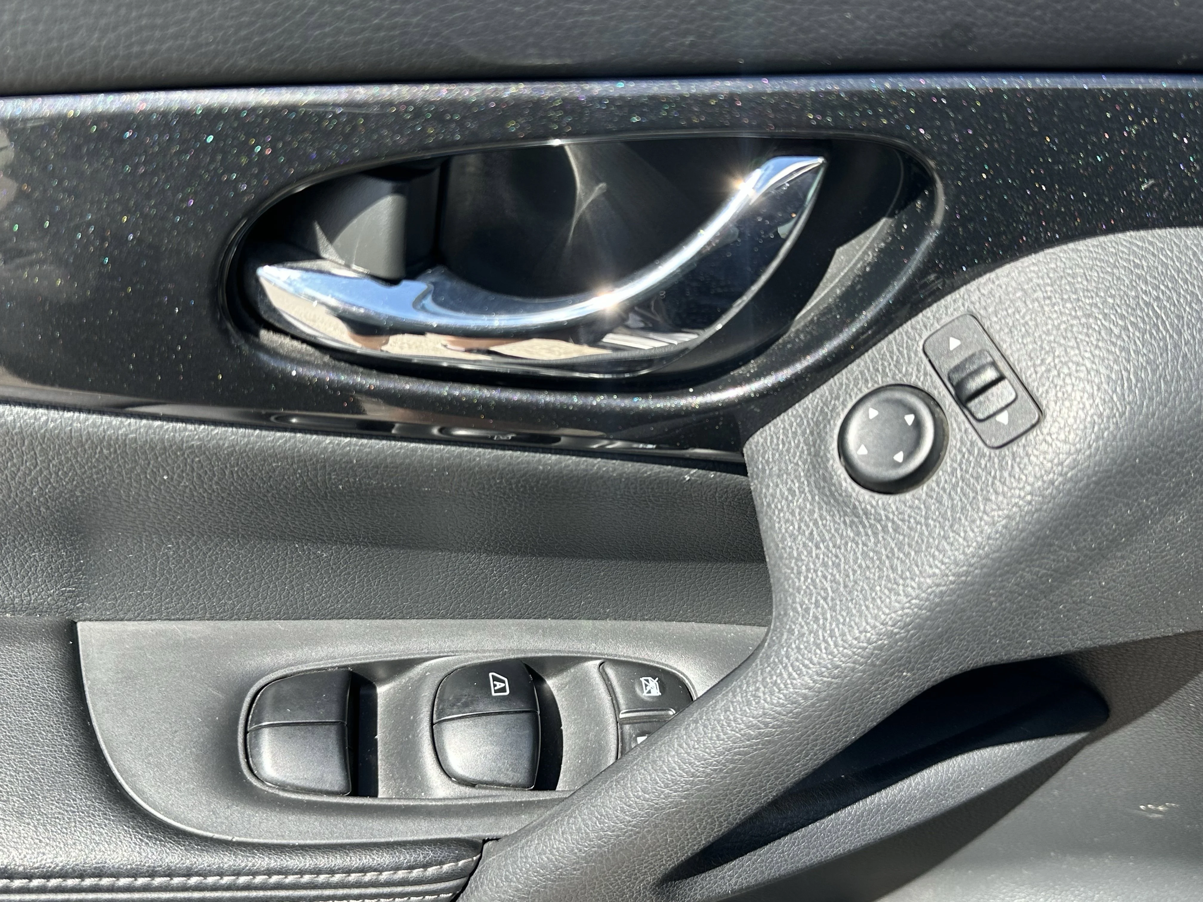Used 2017 Gray Nissan S image 9