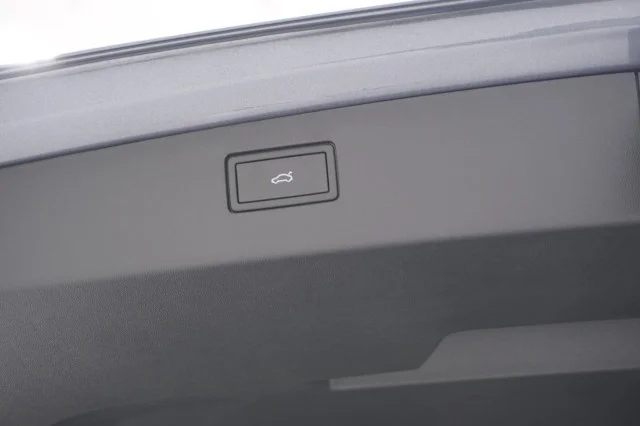 New 2026 Platinum Gray Metallic Volkswagen 2.0T SE image 9