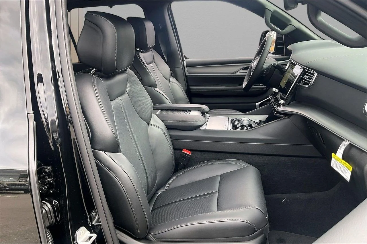 New 2026 High Gloss Black Exterior Paint Jeep Limited Reserve image 24