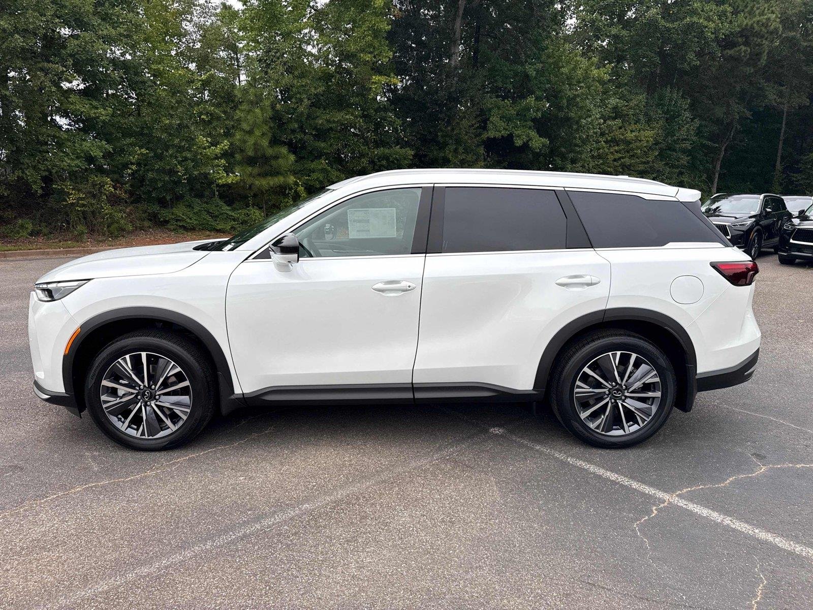 New 2027 RADIANT WHITE INFINITI Luxe FWD image 9