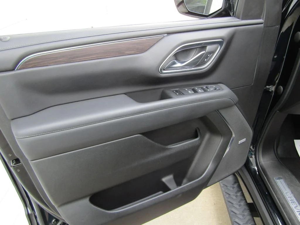 Used 2023 Black Chevrolet Z71 image 29