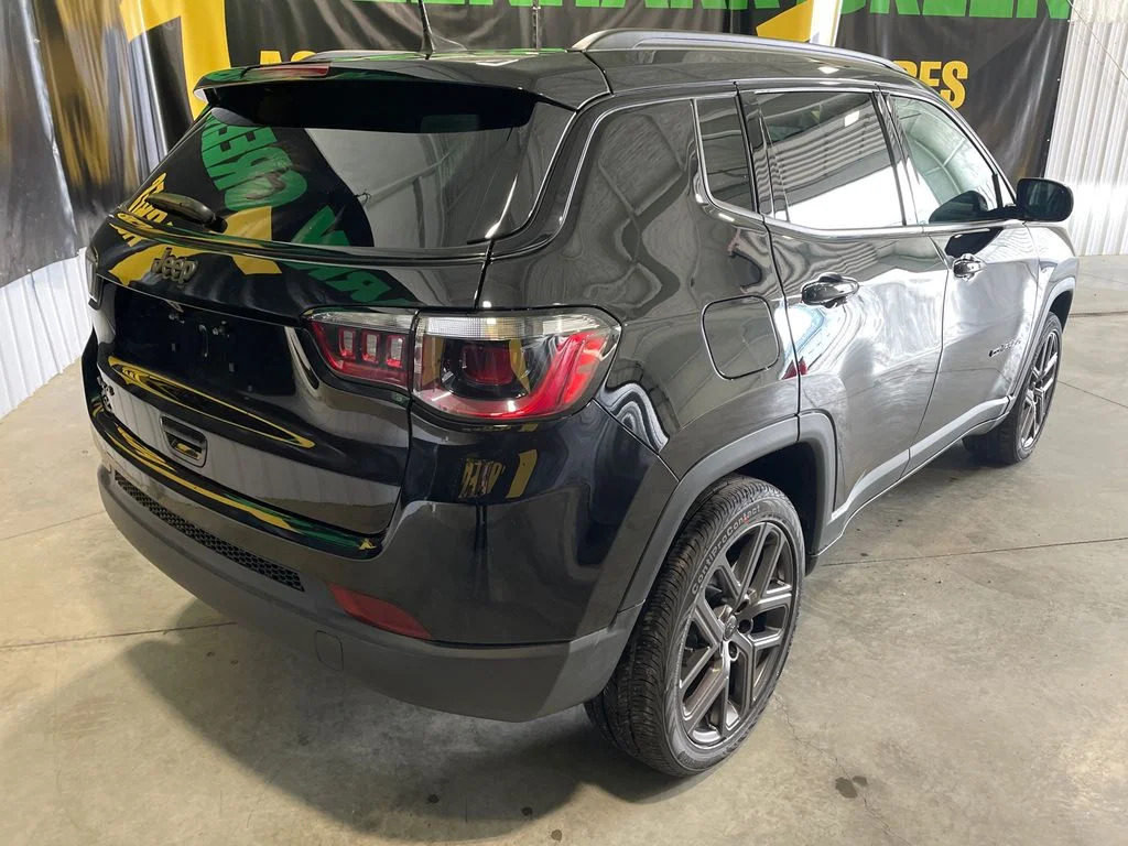 New 2026 Diamond Black Crystal Pearl-Coat Exterior Paint Jeep Latitude Altitude image 5
