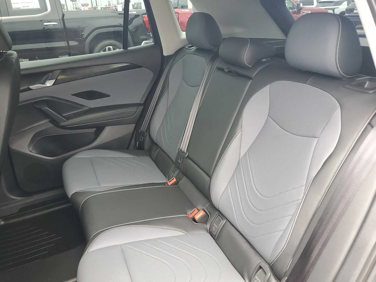 Used 2025 Gray Volkswagen SE image 23