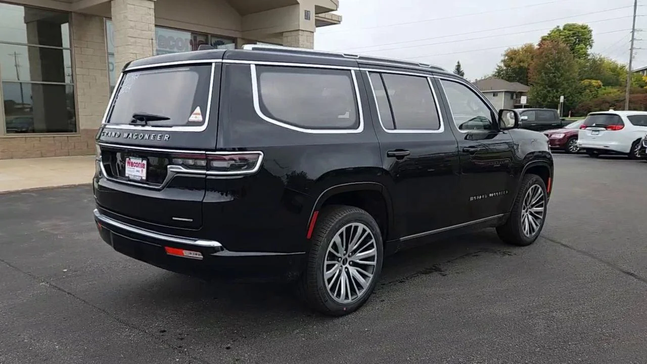 New 2023 Diamond Black Crystal Pearl-Coat Exterior Paint Jeep Series III image 9