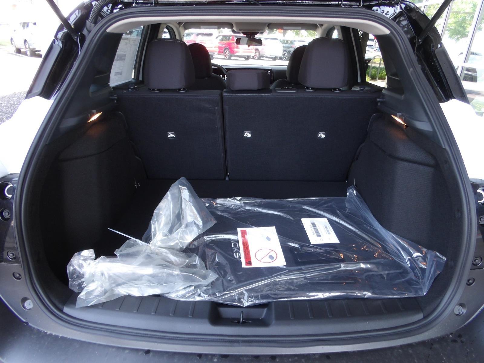 New 2026 Aspen White TriCoat / Super Black Two-tone Nissan SV image 11