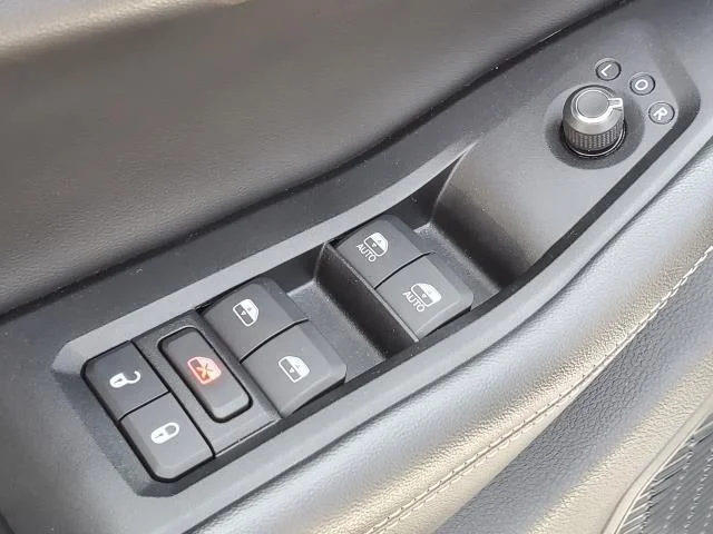 Used 2023 Silver Zynith Jeep Altitude image 21