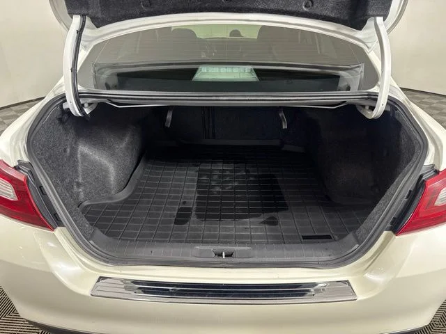 Used 2018 White Nissan 2.5 SL image 21