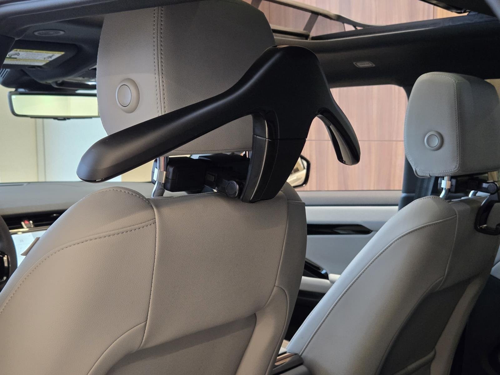 New 2026 Seoul Pearl Silver Land Rover Core S image 35